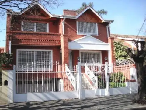 Alquiler Casa 6 ambientes en Acasusso. Garage, jardín y piscina.