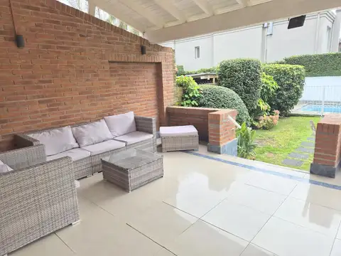 Casa en Alquiler con 4 cocheras
