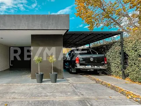 Casa en Venta con 2 cocheras