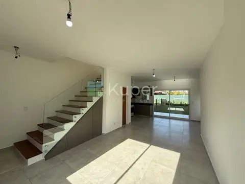 LA ANGELICA, VENTA DUPLEX - CASA 3 DORMITORIOS CON JARDIN Y GALERIA.