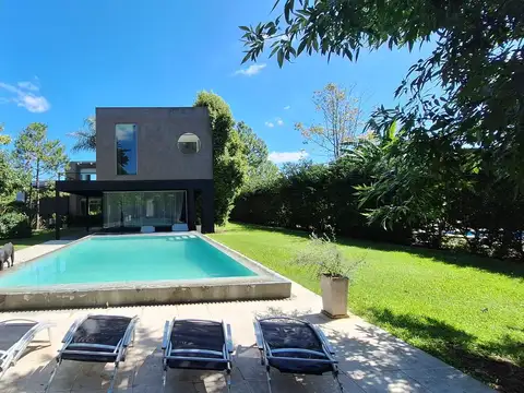 Casa de 5 ambientes en Alquiler en Barrio Cerrado La Montura