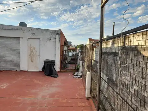 Casa mas Local a refaccionar en Devoto sobre Av. Mosconi