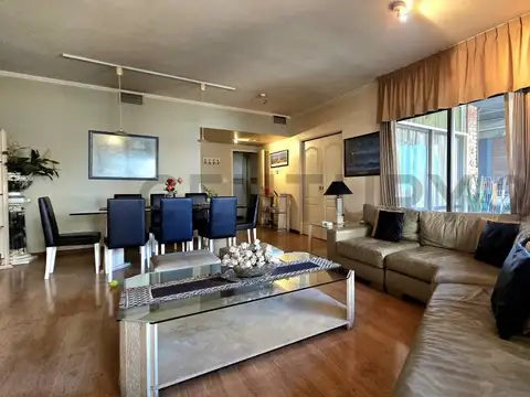 En Venta Piso de 4 ambientes al frente, con dependencia servicio, Cochera y Baulera. Amenities.