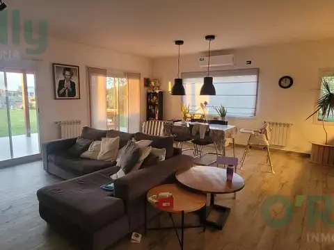 Casa en Alquiler con 2 cocheras