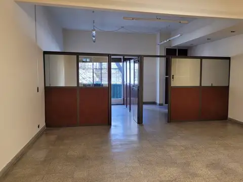 GRAN OFICINA SOBRE AV DIAZ VELEZ 2 SUBTES CERCA.