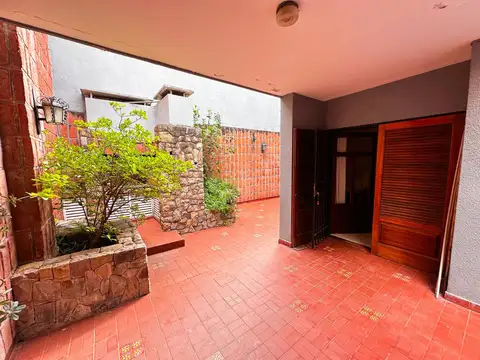 Casa 8 ambientes con 2 baños