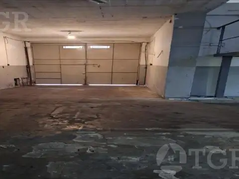 Depósito- Galpón 400m portón de 3m altura