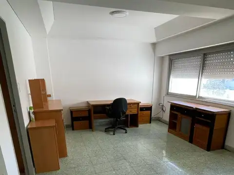muy amplio 3 amb con baño y toilet, balcon