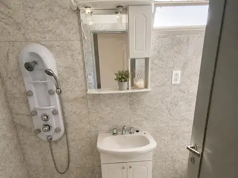 muy amplio 3 amb con baño y toilet, balcon