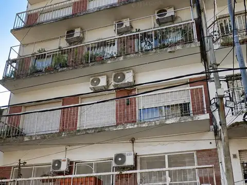 muy amplio 3 amb con baño y toilet, balcon
