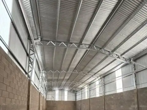 Alquiler o venta - Galpón  300 m2 a estrenar oficina y baño.