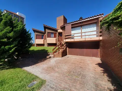Casa 3 plantas.5 amb Pileta Parrilla Cochera Frente al Mar