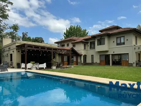 Casa en Venta con 4 cocheras