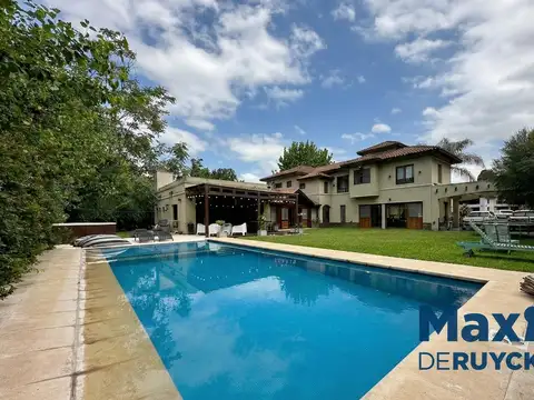 Casa 6 ambientes con 5 baños