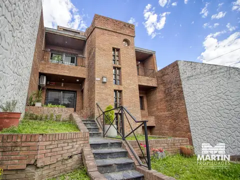 Casa PH en venta en Martínez 4 ambientes, baño y toilette, cochera, patio con pileta.