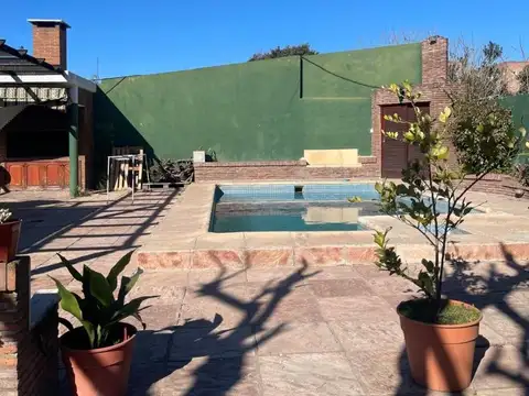 Casa 5 ambientes con 3 baños