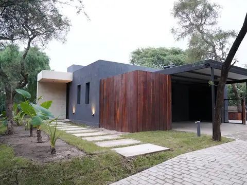 Venta casa de diseño en villa allende golf. En una planta. Complejo cerrado
