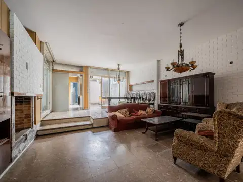 Casa de 6 ambientes con jardín, galería, terraza y cochera