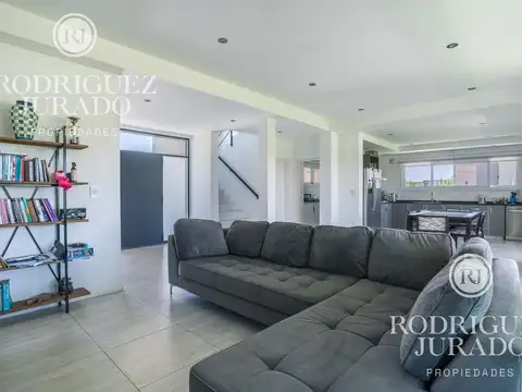 Casa en Venta con 2 cocheras