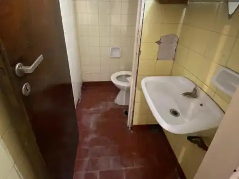 Local en venta. Excelente zona comercial.