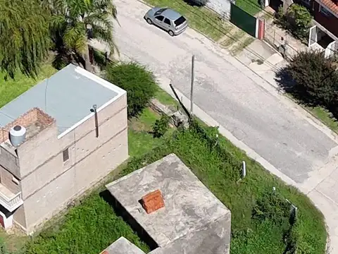 Venta Lote Esquina de 303m2 Sobre Asfalto con Construcción En Barrio Marimat - Tanti