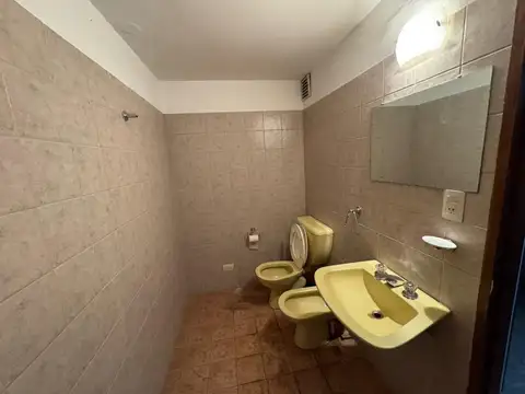 ALQUILER OFICINA 120M2 EN AV. GNRL PAZ. B° CENTRO.