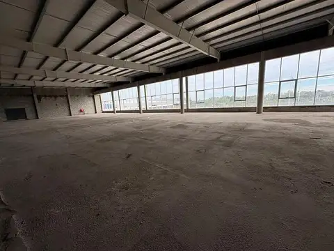 Excelente local en Alquiler  en PlantaA ESTRENAR en Moreno sobre el acceso Oeste y camino Buen Ayre.