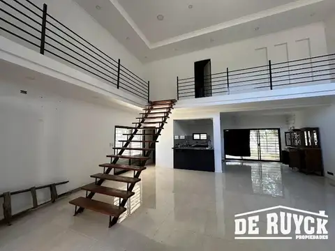 Casaquinta / casa sobre 2 lotes en El Peligro, a pasos Ruta 2