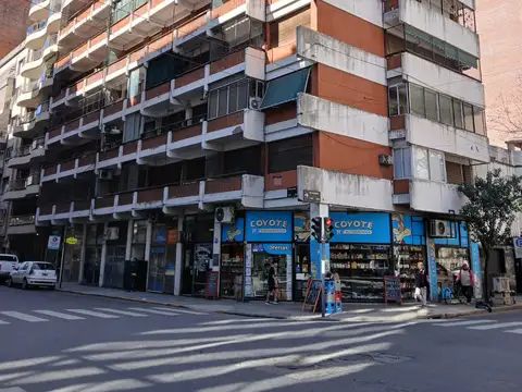 Amplio departamento en esquina Corrientes /Montevideo