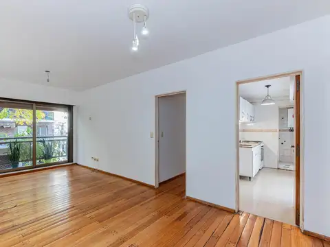 Semipiso con hermoso patio y cochera fija! 3 cuadras del Subte!