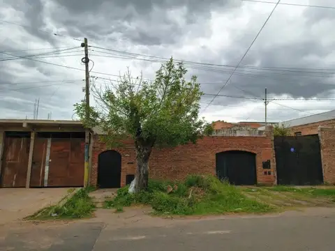 VENTA CASA - TERRENO - LAVALLE Y BV. SEGUI