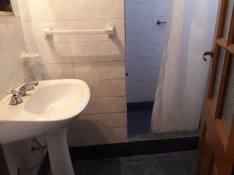 Casa 8 ambientes con 2 baños