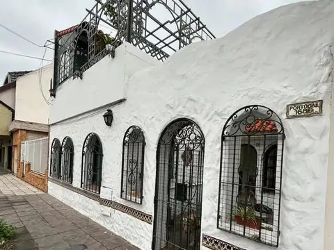 Casa en venta - 2 Dormitorios 1 Baño - 73Mts2 - Santos Lugares