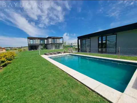 Casa 5 ambientes con 4 baños