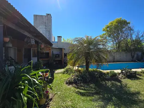 Casa en Venta, DOS HABITACIONES, PILETA Y ENTORNO TRANQUILO, BIEN UBICADA