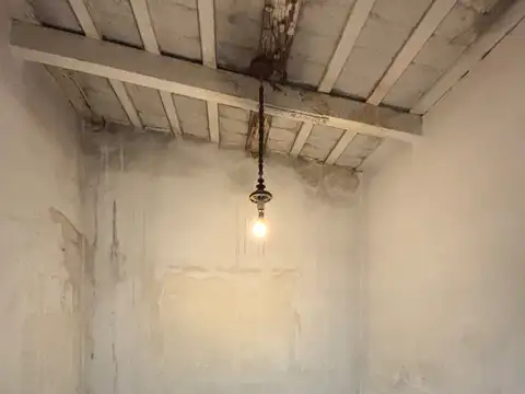 Casa ubicada en calle Buenos Aires al 1.2000 entre Aguado y Rucci.