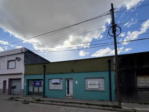 Casa ubicada en calle Buenos Aires al 1.2000 entre Aguado y Rucci.