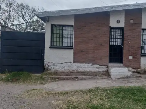 ALQUILER CASA BARRIO MUNICIPAL (SMATA).2 DORMITORIOS,BAÑO,ENTRADA DE VEHICULO PASANTE