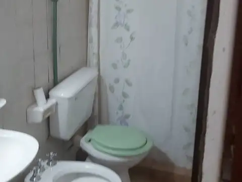 ALQUILER CASA BARRIO MUNICIPAL (SMATA).2 DORMITORIOS,BAÑO,ENTRADA DE VEHICULO PASANTE
