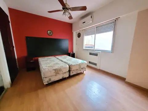 AMPLIO DEPARTAMENTO DE 2 AMBIENTES - PATIO - LUZ Y SOL -CERCA DE TODO - SUBTES Y COLECTIVOS