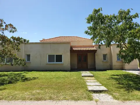 Casa en Alquiler con 2 cocheras
