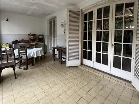 Casa 10 ambientes con 2 baños