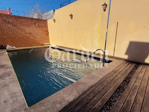 Casa de 5 amb. s/ lote de 230 m2. 4 Dormitorios. Garage. Patio. Quincho. Pileta. Ideal Multifamiliar