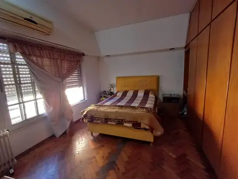 Casa de 5 amb. s/ lote de 230 m2. 4 Dormitorios. Garage. Patio. Quincho. Pileta. Ideal Multifamiliar