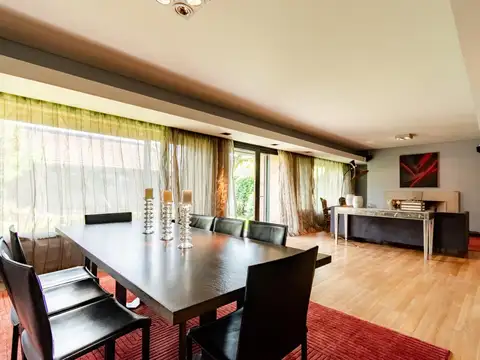 Casa en Venta con 3 cocheras