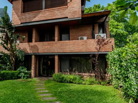 Impactante casa en venta en Martínez con cinco dormitorios, jardin y piscina.