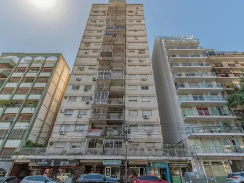 VENTA DEPARTAMENTO 4 AMBIENTES CON COCHERA EN FLORES.