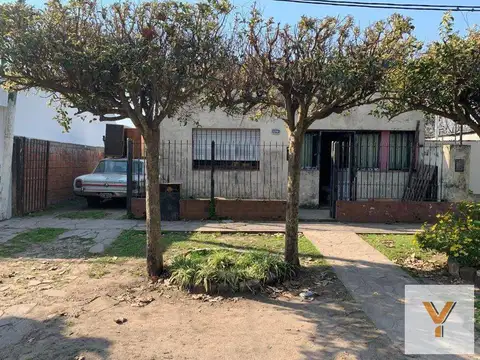 Casa en venta - 1 dormitorio 1 baño - Cochera - 400mts2 - Los Hornos, La Plata