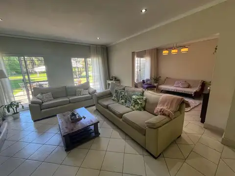 Casa en Venta con 2 cocheras