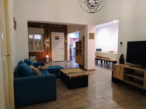 HERMOSA CASA 3 AMB REMODELADA CON AMPLIO JARDIN